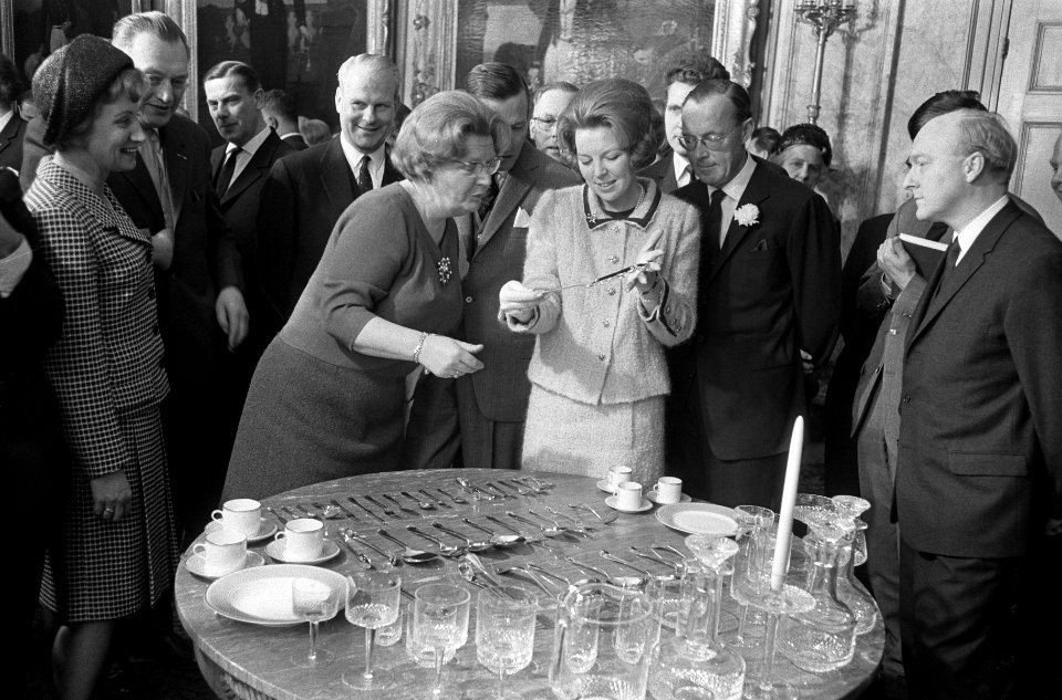 Derde geschenkendag voor prinses Beatrix en Claus op paleis Soestdijk , koningin, Bestanddeelnr 918-8532