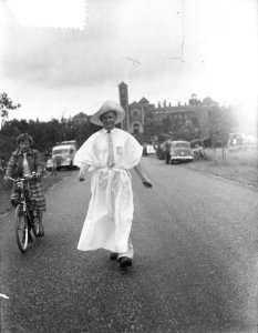 Derde dag vierdaagse Nijmegen, met plastiek regenjas droog en luchtig, Bestanddeelnr 907-2559