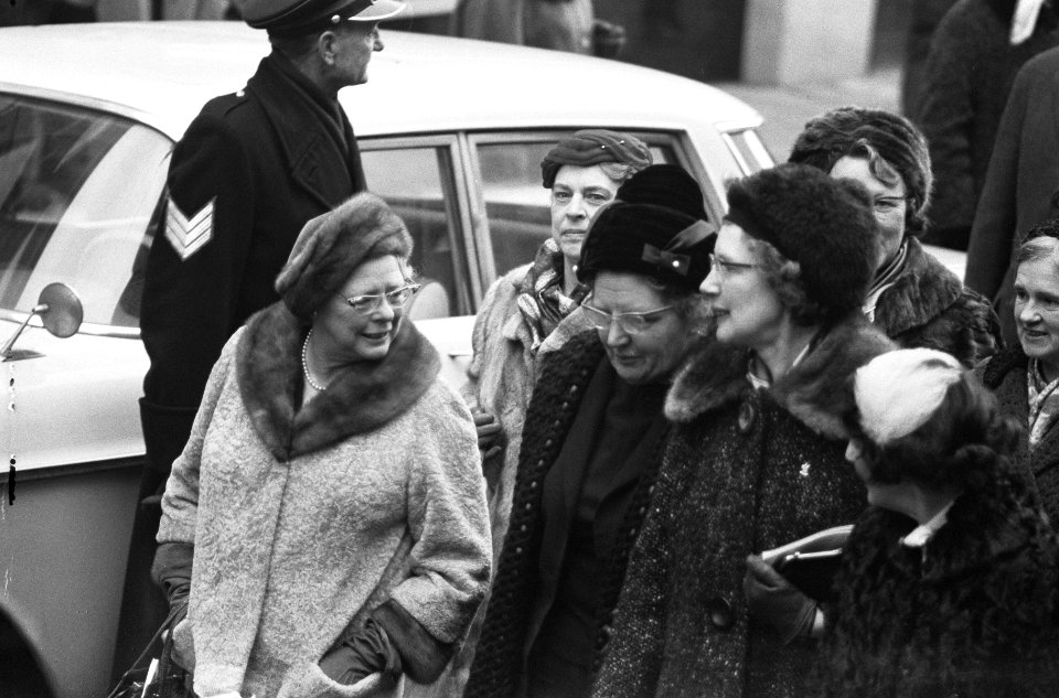 Dertiende lustrum van de VVSL in Leiden, koningin Juliana te midden van oud-stud, Bestanddeelnr 917-3762