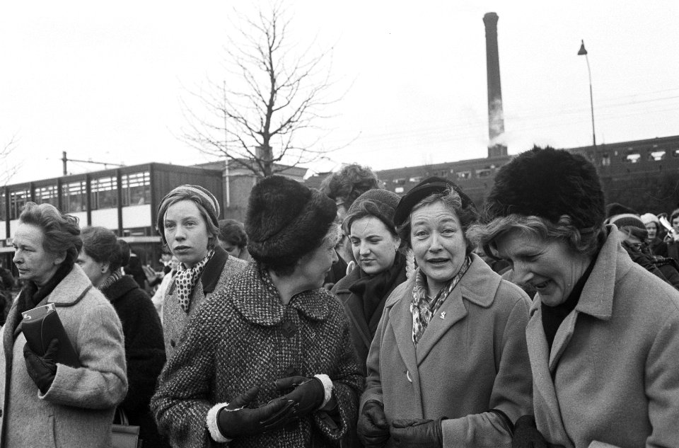 Dertiende lustrum van de VVSL in Leiden, Prinses Margrie te midden van studenten, Bestanddeelnr 917-3766