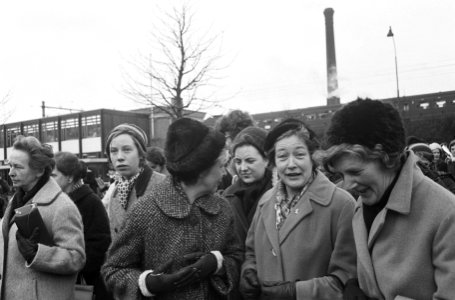 Dertiende lustrum van de VVSL in Leiden, Prinses Margrie te midden van studenten, Bestanddeelnr 917-3766