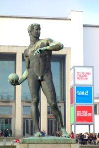 Der Ballwerfer by Richard Daniel Fabricius - Deutsches Hygiene-Museum - Dresden, Germany - DSC09017