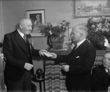 Den Heer Heblij 25 jaar getrouwd (figuur uit kruideniers examencommissie in Nede, Bestanddeelnr 901-3938