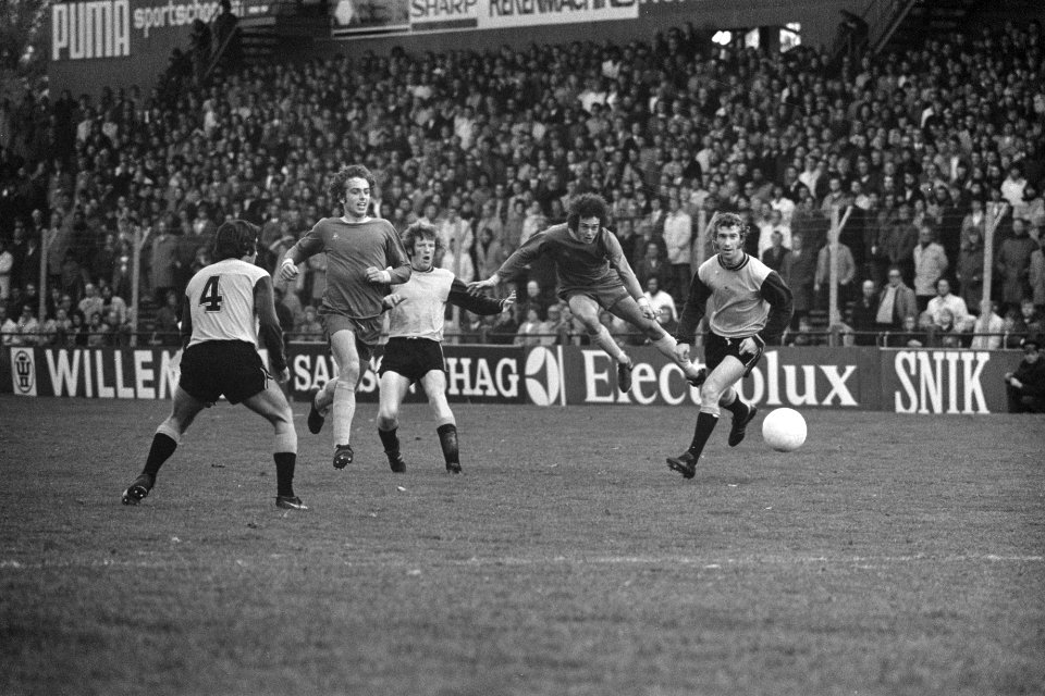 Den Haag tegen NAC 1-1, Hans Bres (tweede van rechts) lost schot, Bestanddeelnr 925-9677