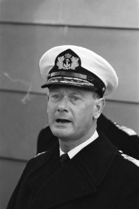Den Helder , Schout bij Nacht Van Renesse draagt aan boord van De Ruyter command, Bestanddeelnr 933-8557