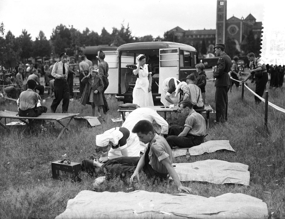 Derde dag vierdaagse Nijmegen, blaren bij eerste hulppost, Bestanddeelnr 907-2554