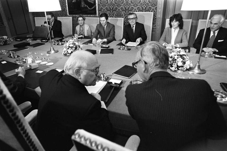 Den Uyl (l.) en Van der Stoel Joegoslavische delegatie met (m.) Lazar Kolisevski, Bestanddeelnr 931-8598