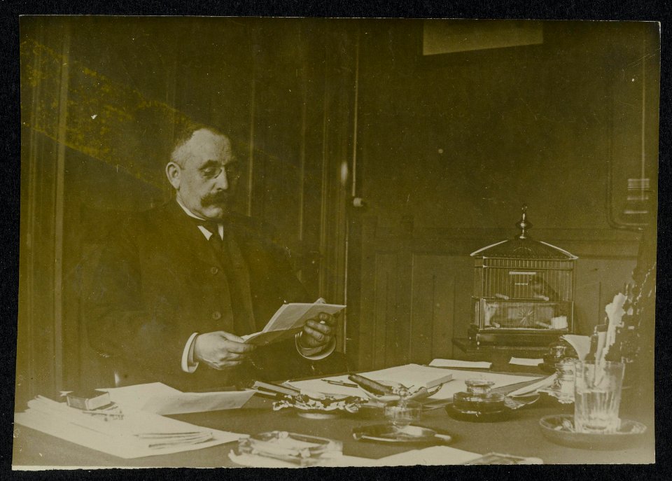 Den Heer Daman gaat 1 januari 1918 met pensioen als Commandant van Politie, Bestanddeelnr 158-0780