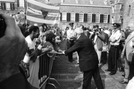 Den Uyl (PVDA) in gesprek met demonstranten, Bestanddeelnr 932-3285