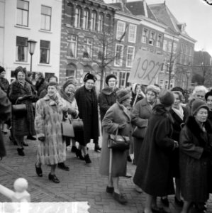 Dertiende lustrum van de VVSL in Leiden, koningin Juliana tijdens de intocht doo, Bestanddeelnr 917-3739