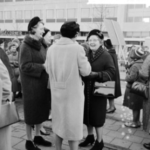 Dertiende lustrum van de VVSL in Leiden, koningin Juliana in gesprek tijdens int, Bestanddeelnr 917-3748