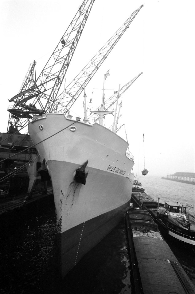 Dertigduizendste schip in Rotterdam. Het Franse schip Ville de Nantes met wimp, Bestanddeelnr 920-9455