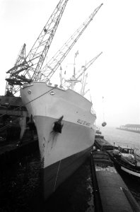 Dertigduizendste schip in Rotterdam. Het Franse schip Ville de Nantes met wimp, Bestanddeelnr 920-9455