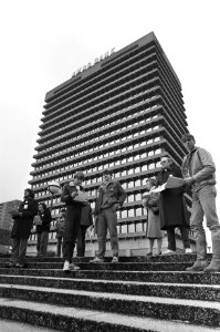 Dertig werknemers van AMRO bank Gebouw West in staking voor een arbeidstijdverko, Bestanddeelnr 932-0597