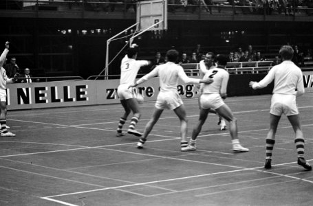 Dertig uur Topsportparade te Rotterdam door burgemeester van Walsum geopend Spe, Bestanddeelnr 915-7694