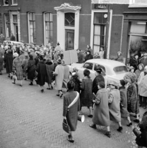 Dertiende lustrum van de VVSL in Leiden, koningin Juliana in gesprek tijdens int, Bestanddeelnr 917-3750