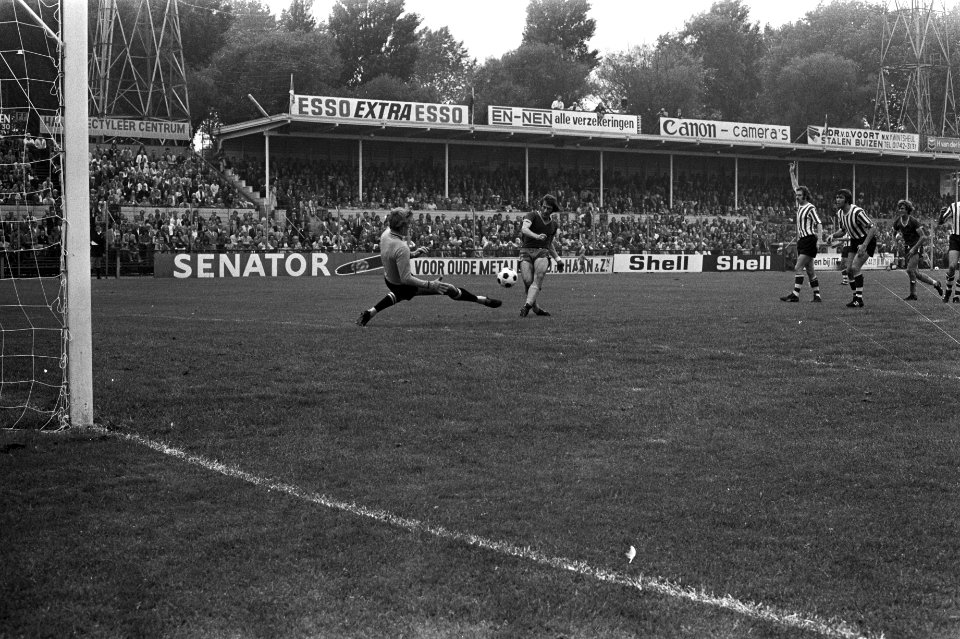 Den Haag tegen Sparta 1-1, Mansveld scoort 1-1, links keeper Doesburg, Bestanddeelnr 925-8031
