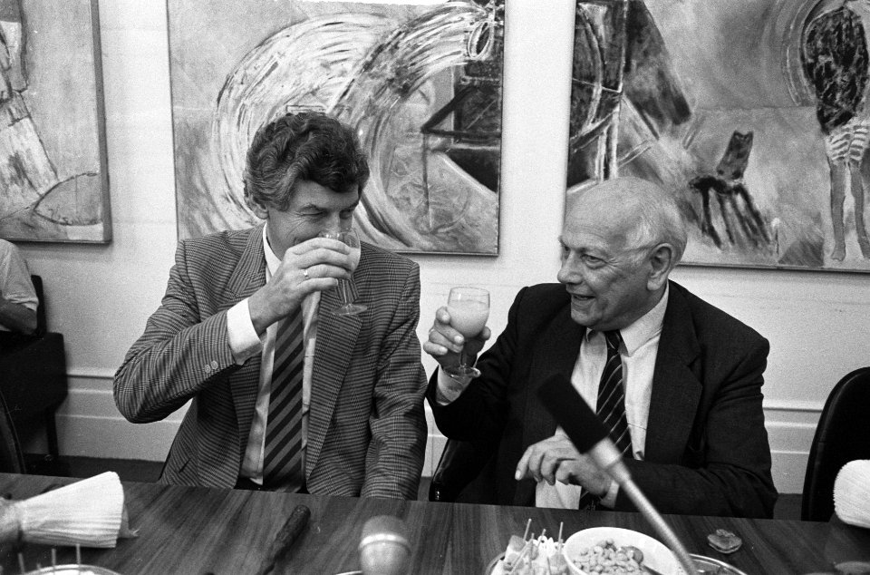 Den Uyl draagt het fractievoorzitterschap van de PvdA over aan Kok Wim Kok en J, Bestanddeelnr 933-7149