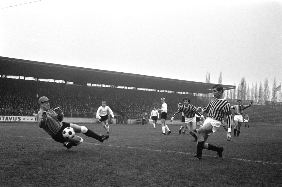 Den Bosch tegen Vitesse 1-1. Vitesse -aanvoerder Henk Charly Bosveld schiet op, Bestanddeelnr 921-9214