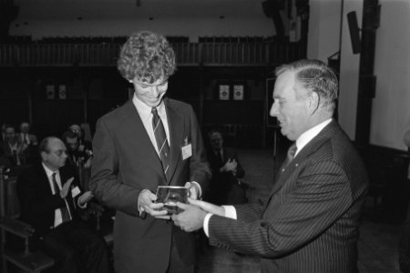 Den Haag , minister Korthals Altes reikt auteursrechtprijs uit aan zoon Paul Nij, Bestanddeelnr 933-8205