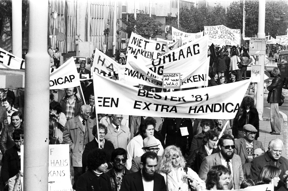 Den Haag , demonstratie mensen met sociale uitkeringen tegen bezuinigingen Beste, Bestanddeelnr 929-9281
