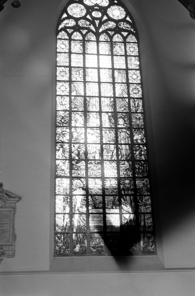 Den Haag. Grote of St. Jacobskerk glasraam ter nagedachtenis van Jan de Bakker, Bestanddeelnr 919-7208