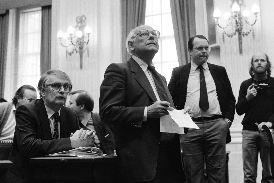 Den Uyl en Klaas de Vries (r), Bestanddeelnr 932-5589