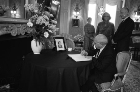 Den Uyl en echtgenote, Hans Danelius, Zw. ambass. (r.) , Bestanddeelnr 933-5824