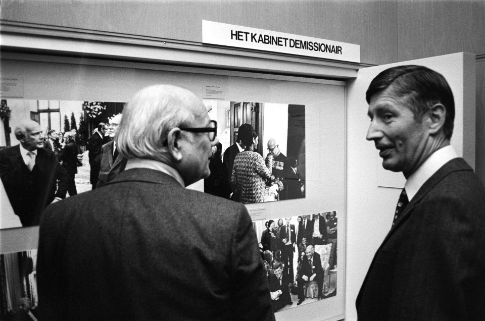 Den Uyl (l) en Van Agt op fototentoonstelling van Dolf Toussaint en Han Singels , Bestanddeelnr 929-6120