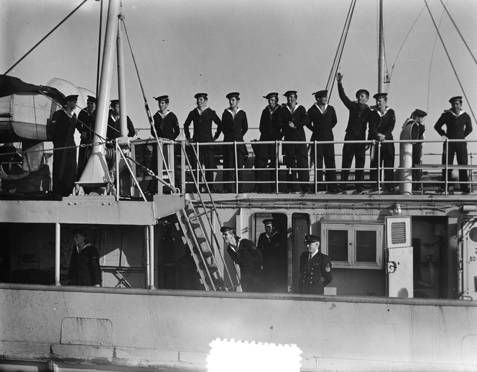 Den Helder aankomst vier mijnenvegers uit Indonesie M801 Abraham Crynssen, M802 , Bestanddeelnr 904-8190
