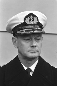 Den Helder , Schout bij Nacht Van Renesse draagt aan boord van De Ruyter command, Bestanddeelnr 933-8558