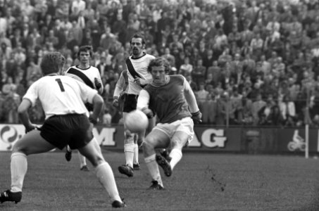 Den Bosch tegen Feyenoord 0-5 Wim Jansen (rechts) in duel met oa Hans Verhage, Bestanddeelnr 925-5150