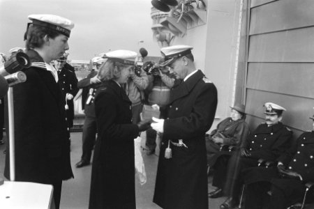Den Helder , Schout bij Nacht Van Renesse draagt aan boord van De Ruyter command, Bestanddeelnr 933-8556