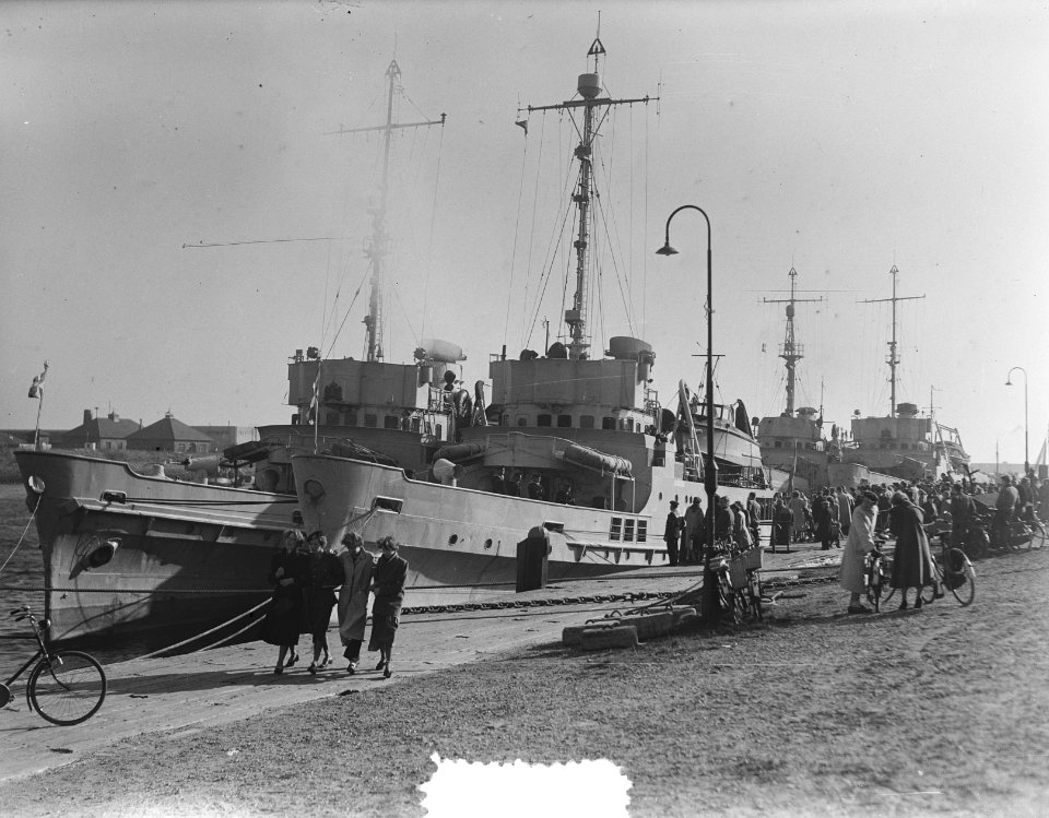 Den Helder aankomst vier mijnenvegers uit Indonesie M801 Abraham Crynssen, M802 , Bestanddeelnr 904-8187