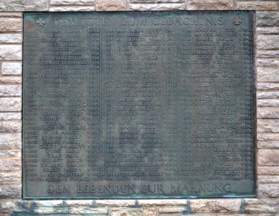 Dernbach (Westerwald), Gefallenendenkmal, Tafel links