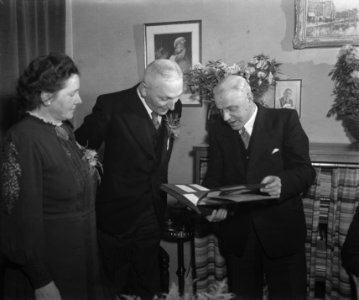 Den Heer Heblij 25 jaar getrouwd (figuur uit kruideniers examencommissie in Nede, Bestanddeelnr 901-3937