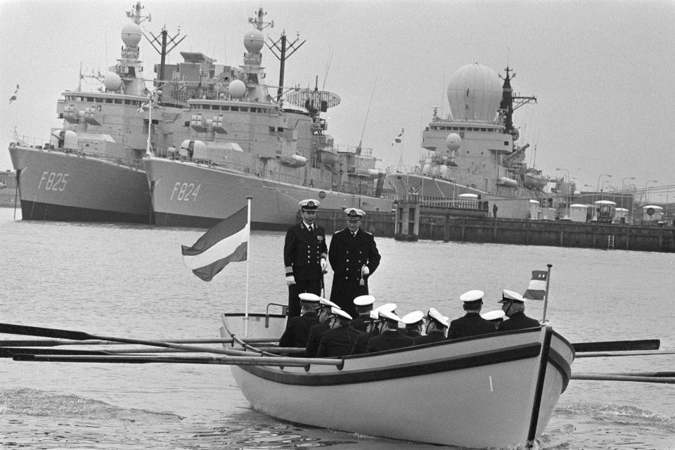Den Helder , Schout bij Nacht Van Renesse draagt aan boord van De Ruyter command, Bestanddeelnr 933-8554