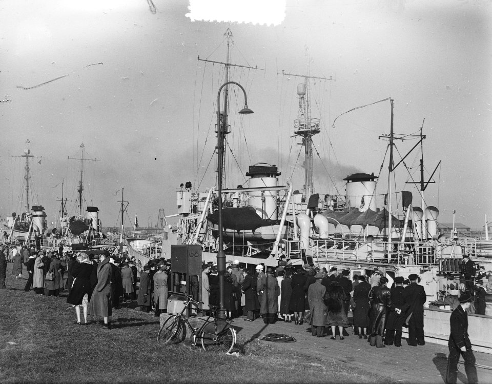 Den Helder aankomst vier mijnenvegers uit Indonesie M801 Abraham Crynssen, M802 , Bestanddeelnr 904-8195