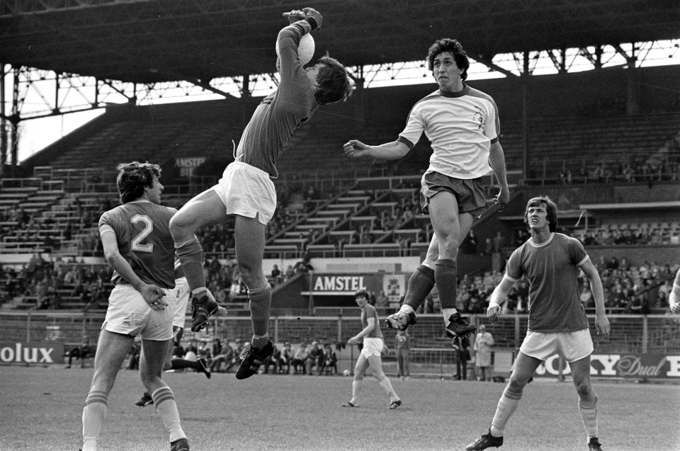 Den Haag-doelman Hans Galjé plukt de bal weg voor Amsterdam-speler André Wetzel, Bestanddeelnr 929-1273