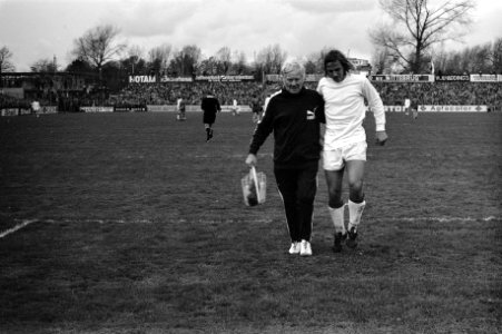 Den Haag tegen Ajax 0-1, Neeskens en verzorger Haan, Bestanddeelnr 926-0171
