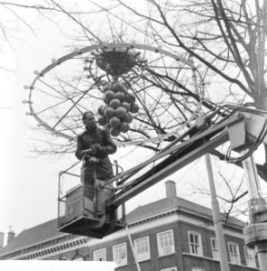 Den Haag maakt zich mooi, een electricien controleert de lampjes, Bestanddeelnr 918-7592