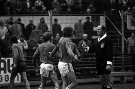 Den Haag tegen MVV 1-1, nummer 21 scheidsrechter Vervoor toont gele kaart, Bestanddeelnr 926-1693