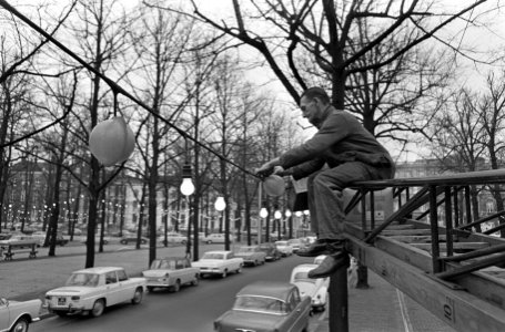 Den Haag maakt zich mooi, een elektricien van de Gemeente bezig oranje bollen aa, Bestanddeelnr 918-7590