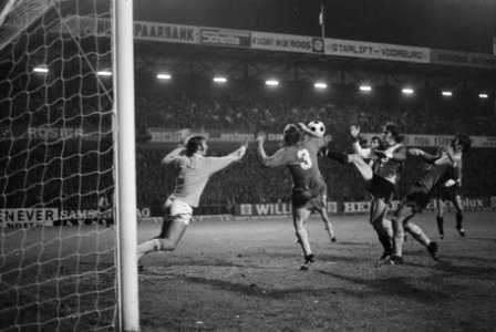Den Haag tegen Feyenoord 3-3, Schoenmaker (2e van rechts in actie, links keeper , Bestanddeelnr 927-5571