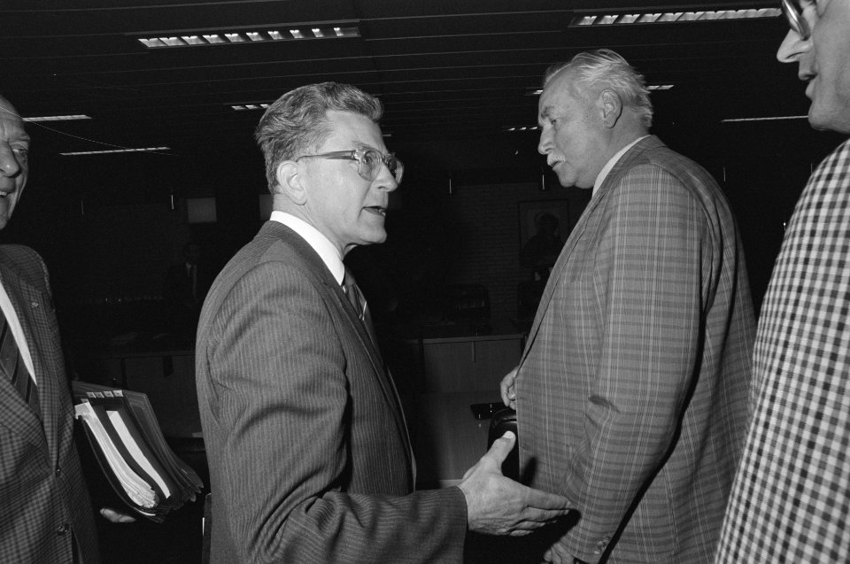 Den Haag minister Van Dijk overleg met ambtenarenbond minister Van Dijk (l) en, Bestanddeelnr 934-0139