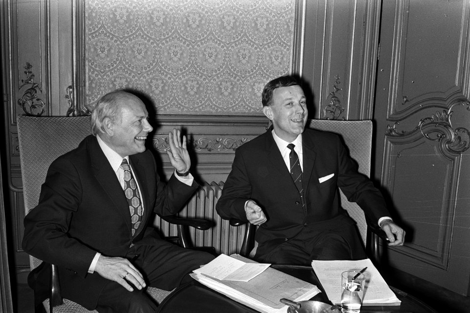 Den Uyl (l) in gesprek met Steenkamp, Bestanddeelnr 924-5618