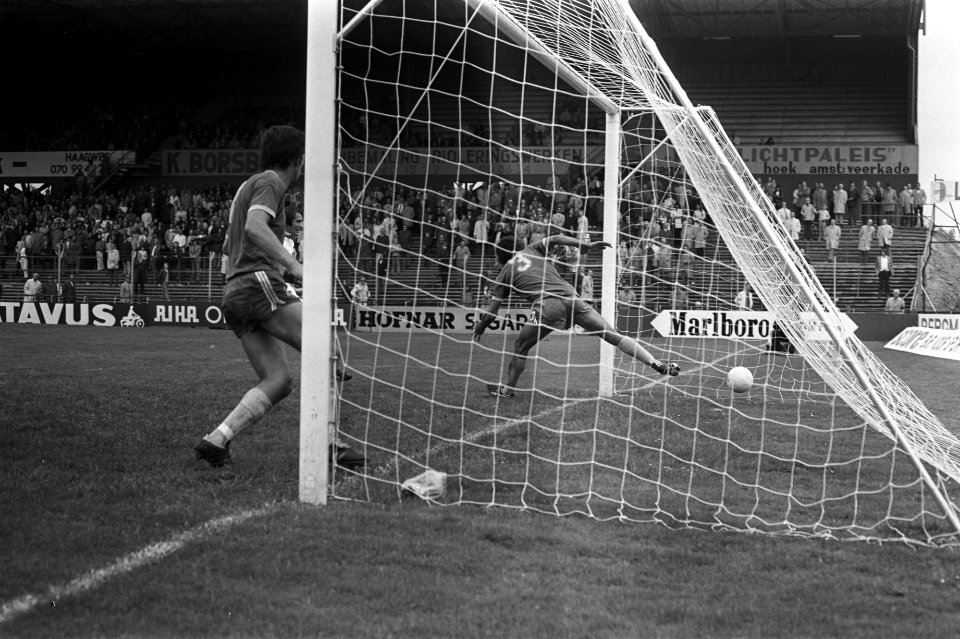 Den Haag tegen Amsterdam 1-1, nummer 14 doelpunt van Amsterdam, nummer 15 Mansve, Bestanddeelnr 925-8664