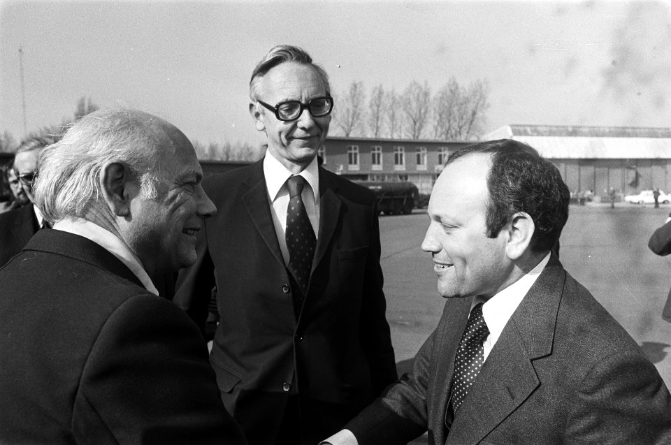 Den Uyl (PvdA) en Soares (PS) schudden elkaar de hand in het midden minister va, Bestanddeelnr 929-0637