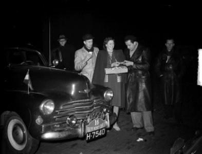 Den Haag Scholte en Juigens krijgen koffie en kopjes, Bestanddeelnr 903-2069