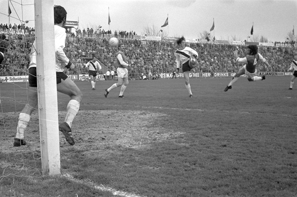 Den Bosch tegen Feyenoord 0-5 Laseroms (rechts) scoort 2-0, Bestanddeelnr 925-5149
